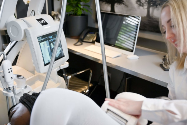 PMA_4326-20200617142548 Bonnie & Esther 2